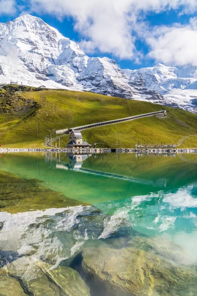 Vue spectaculaire sur les Alpes suisses reflétée dans le lac — Photo