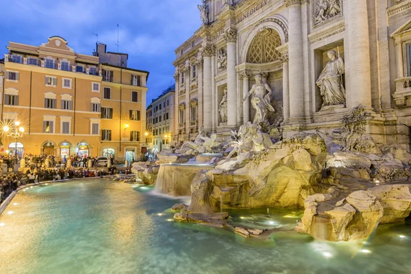 Bella fontana di Trevi la sera, Roma — Foto Stock