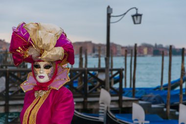 Venedik arabasında kılık değiştirmiş bir kadın.