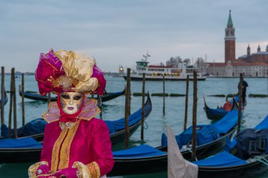 Venedik Karnavalı kılığında bir kadın