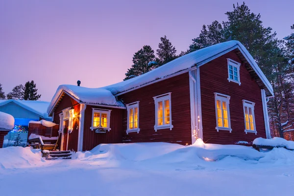 Schönes finnisches Haus im Winter — Stockfoto