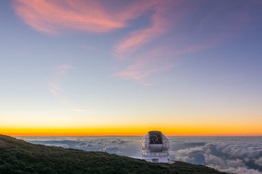 Gün batımında büyük teleskop