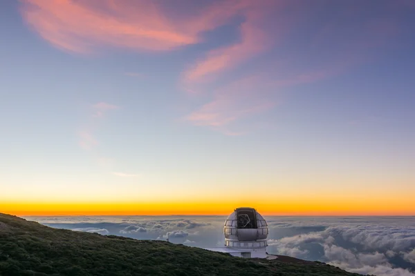 Grande telescópio ao pôr do sol — Fotografia de Stock