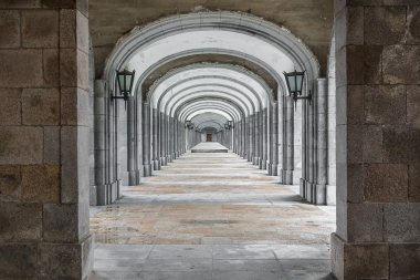 Satır sütun içeren simetrik koridor