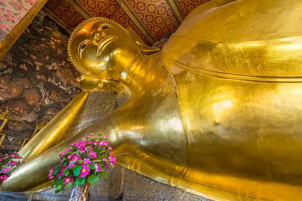 uzanmış altın buddha heykeli