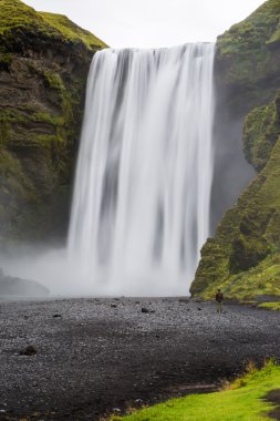 İzlanda'daki güzel şelale izleyen adamım