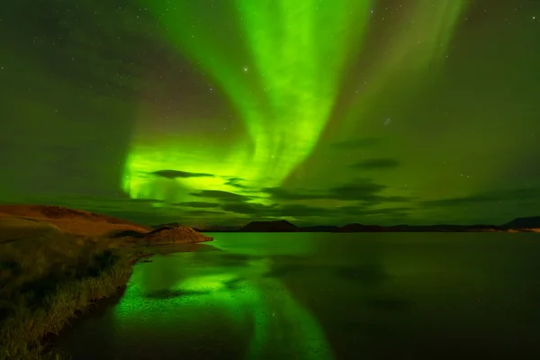 Noorderlicht (Aurora Borealis) in het meer weerspiegeld — Stockfoto