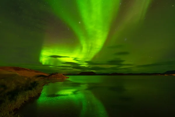 Polární (září Aurora Borealis) odráží v jezeře — Stock fotografie