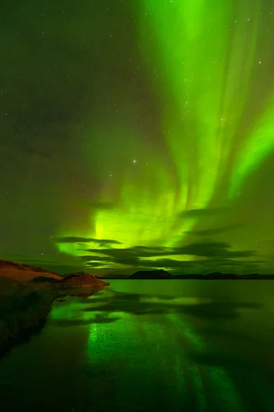 แสงเหนือ (Aurora Borealis) สะท้อนในทะเลสาบ — ภาพถ่ายสต็อก