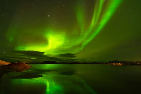 Nordlichter (Polarlichter), die sich im See spiegeln — Stockfoto