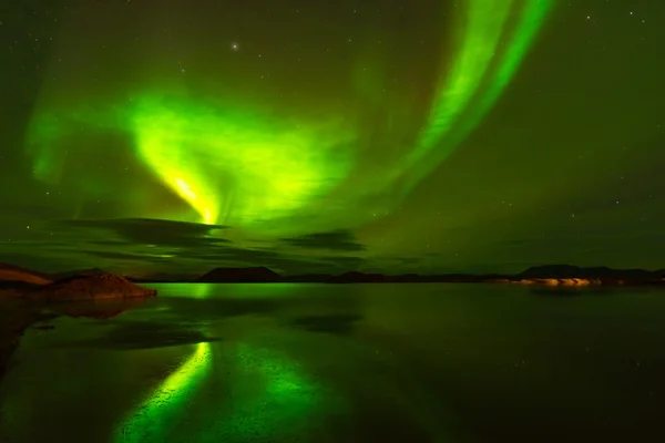 Polární (září Aurora Borealis) odráží v jezeře — Stock fotografie