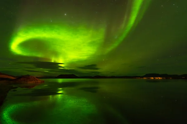 Nordlichter (Polarlichter), die sich im See spiegeln — Stockfoto