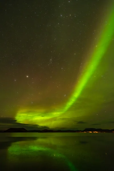 แสงเหนือ (Aurora Borealis) สะท้อนในทะเลสาบ — ภาพถ่ายสต็อก