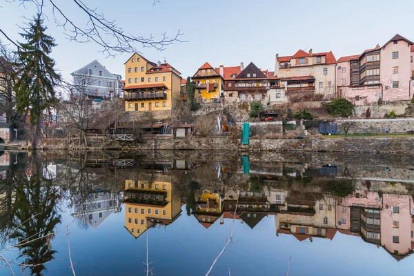Maisons colorées traditionnelles à Cesky krumlov reflétées dans la rivière — Photo