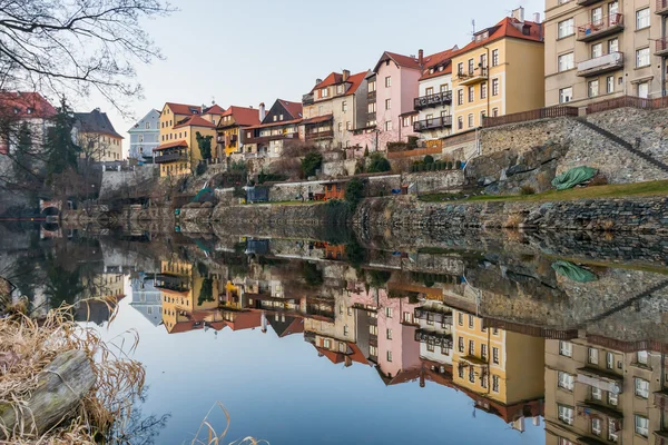 Maisons colorées traditionnelles à Cesky krumlov reflétées dans la rivière — Photo