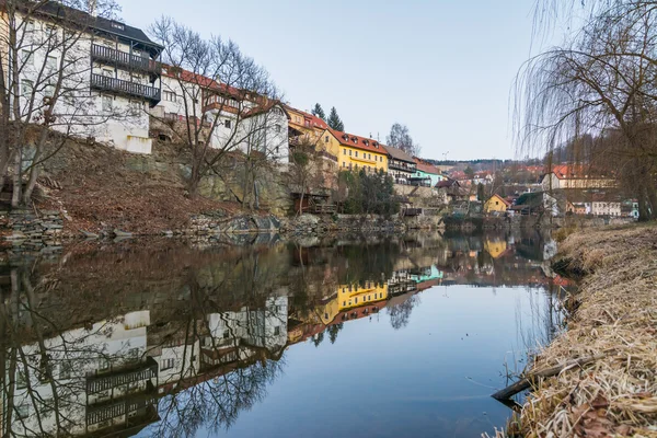 Maisons colorées traditionnelles à Cesky krumlov reflétées dans la rivière — Photo