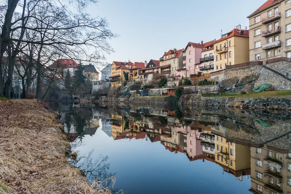 Maisons colorées traditionnelles à Cesky krumlov reflétées dans la rivière — Photo