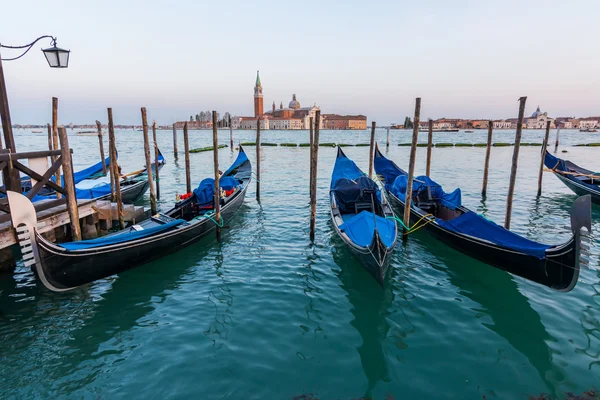 Gôndolas no grande canal em Veneza, itália — Fotografia de Stock