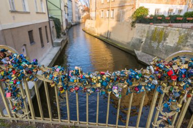 Prag'da bir köprü çit aşk kilitleri