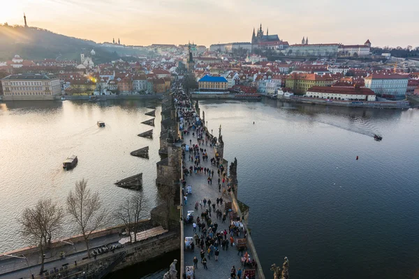 Vue aérienne du coucher du soleil sur le pont Charles et le château de Prague — Photo