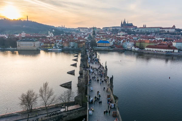 Vue aérienne du coucher du soleil sur le pont Charles et le château de Prague — Photo