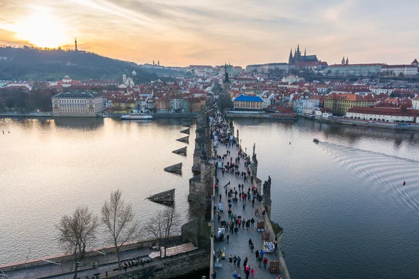 Vue aérienne du coucher du soleil sur le pont Charles et le château de Prague — Photo