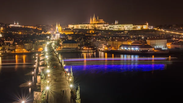 Vue aérienne de nuit sur le pont Charles et le château de Prague — Photo