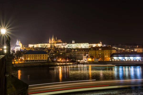 Vue de nuit sur le pont Charles et le château de Prague — Photo