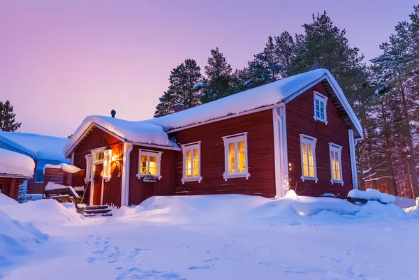 Schönes finnisches Haus im Winter — Stockfoto