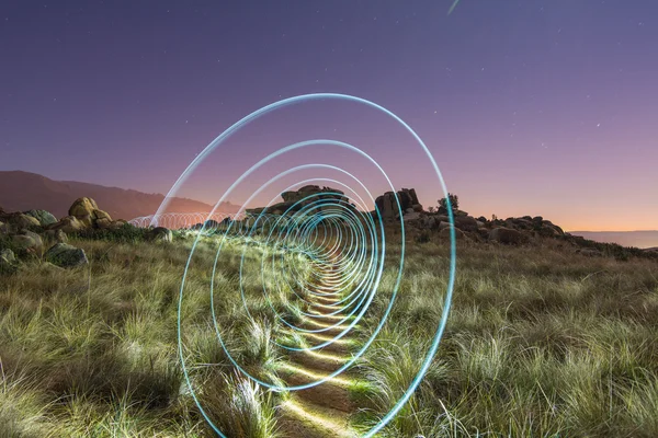 Abstrakte Lichtmalerei Spirale in einem Feld — Stockfoto