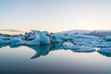 Buzdağları Jokulsarlon buzul göl gün batımında, İzlanda