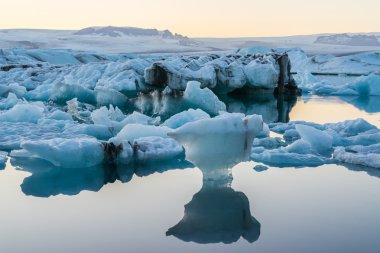 Buzdağları Jokulsarlon buzul göl gün batımında, İzlanda
