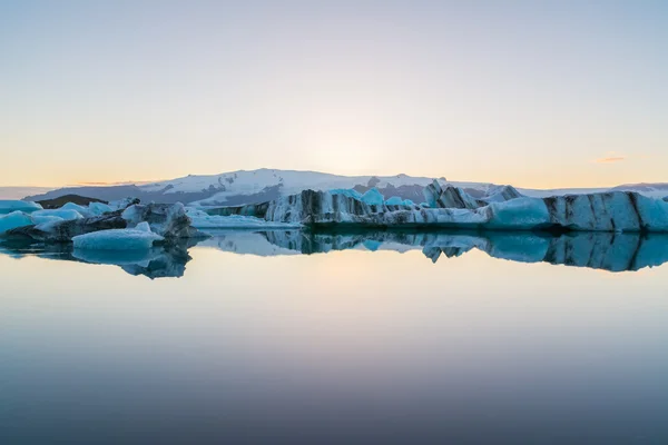 Icebergs en el lago glaciar Jokulsarlon al atardecer, Islandia — Foto de Stock