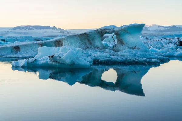 Icebergs em Jokulsarlon glacial lake at sunset, Islândia — Fotografia de Stock