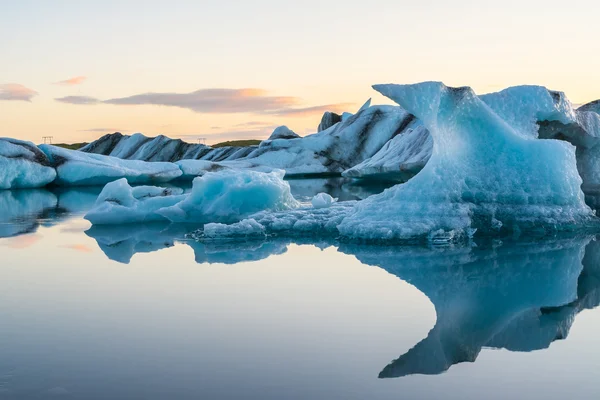 Icebergs in Jokulsarlon glacial lake at sunset, Iceland — Stock Photo, Image