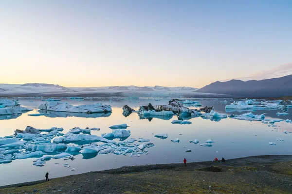 Buzdağları Jokulsarlon buzul göl gün batımında, İzlanda — Stok fotoğraf