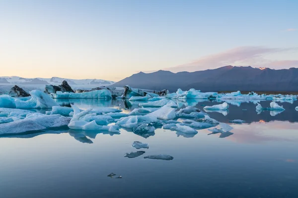 Buzdağları Jokulsarlon buzul göl gün batımında, İzlanda
