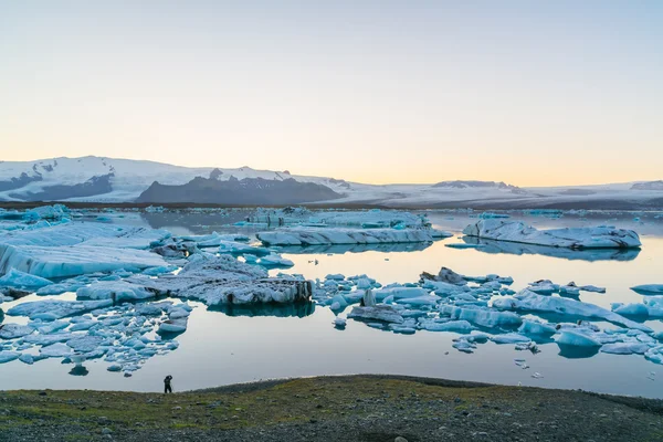 Icebergs em Jokulsarlon glacial lake at sunset, Islândia — Fotografia de Stock