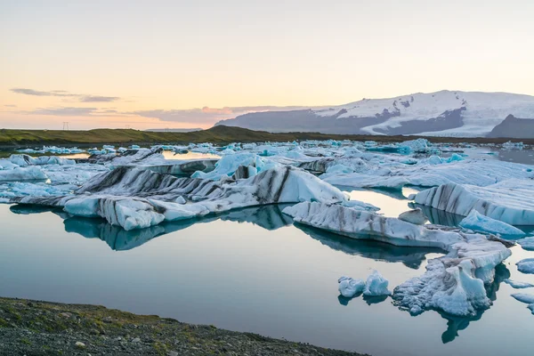 Icebergs em Jokulsarlon glacial lake at sunset, Islândia — Fotografia de Stock