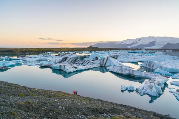 Buzdağları Jokulsarlon buzul göl gün batımında, İzlanda — Stok fotoğraf
