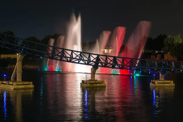 Färgglada vatten ljusshow i parken — Stockfoto