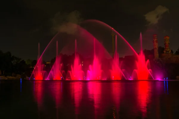 Färgglada vatten ljusshow i parken — Stockfoto