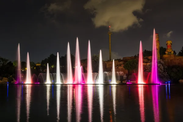 Färgglada vatten ljusshow i parken — Stockfoto