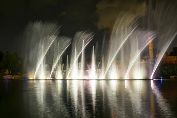 Färgglada vatten ljusshow i parken — Stockfoto