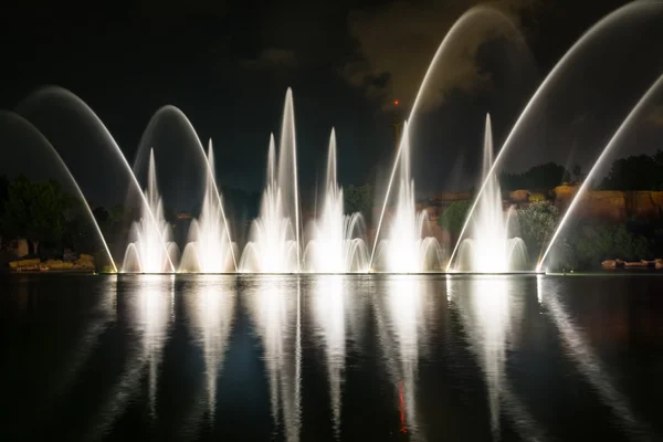 Färgglada vatten ljusshow i parken — Stockfoto