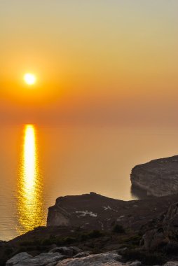 Denizin üzerinde güzel bir gün batımı