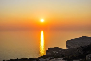 Denizin üzerinde güzel bir gün batımı