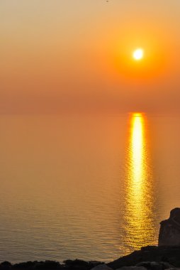 Denizin üzerinde güzel bir gün batımı