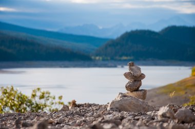 Inukshuk heykel lacke ve mauntain arka plan üzerinde