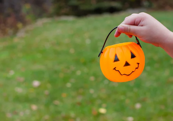 Halloween jack Mumluk çocuğun elinde